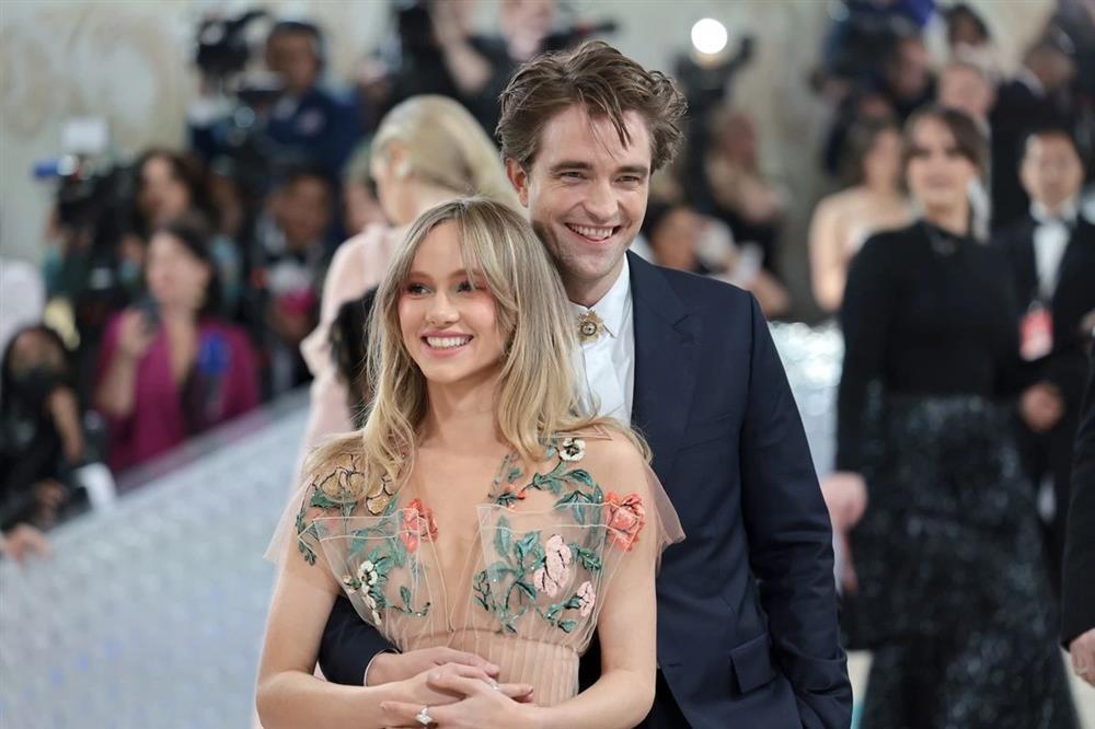 Trớ trêu tại Met Gala 2023: Robert Pattinson suýt chạm mặt tình cũ-1