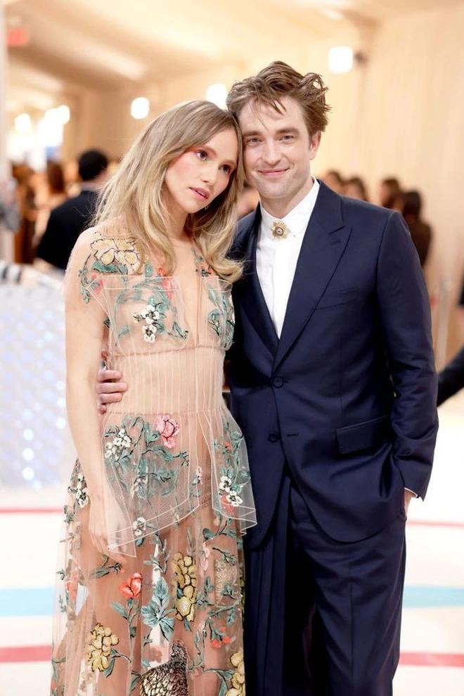 Trớ trêu tại Met Gala 2023: Robert Pattinson suýt chạm mặt tình cũ-2
