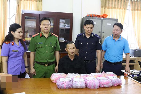 Bắt giữ đối tượng đi xe máy vận chuyển 16kg ma túy-1