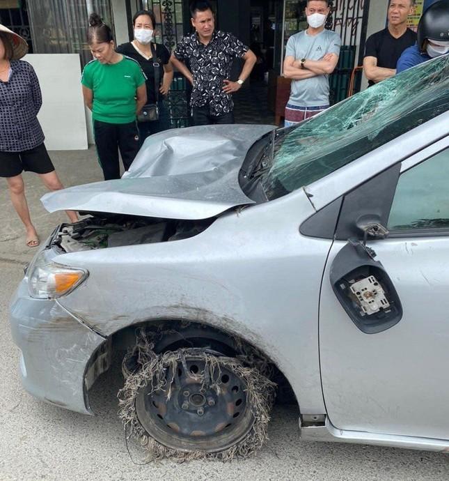 Xế hộp nghi nổ lốp lao vào vệ đường khiến 2 người tử vong-1