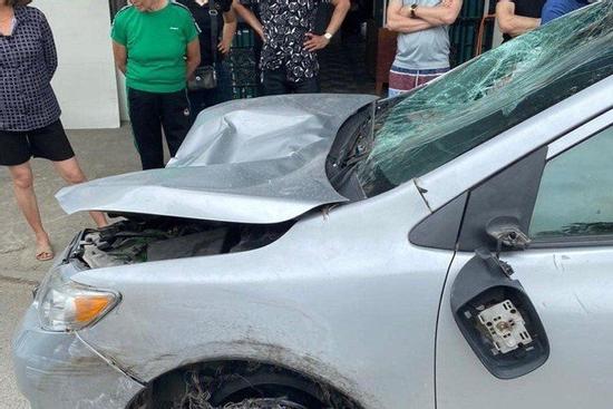 Xế hộp nghi nổ lốp lao vào vệ đường khiến 2 người tử vong