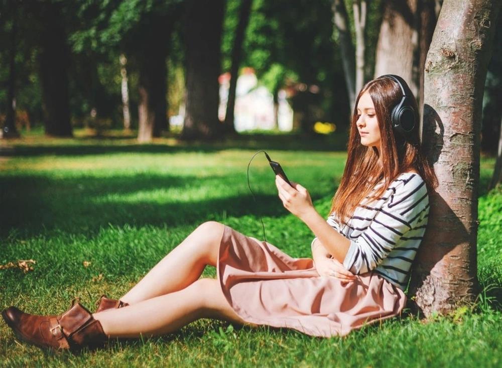 Người phụ nữ hưng phấn khi đang nghe hòa nhạc trong khán phòng-3