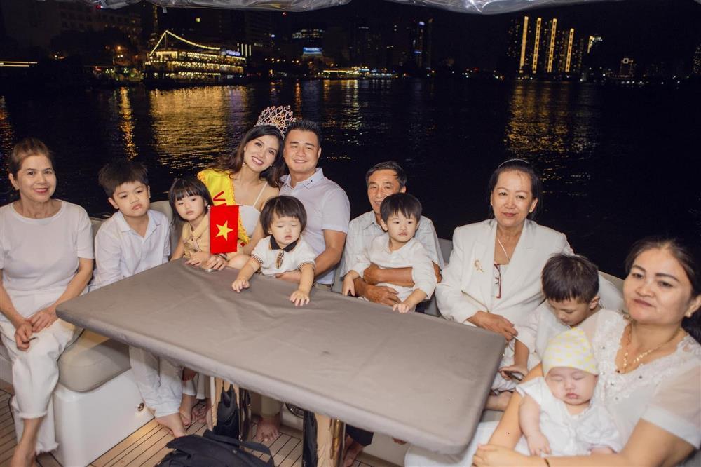 4 bà mẹ đảm đang đông con nhất showbiz Việt-5