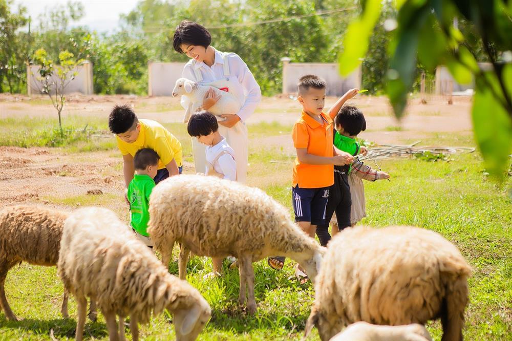 4 bà mẹ đảm đang đông con nhất showbiz Việt-7