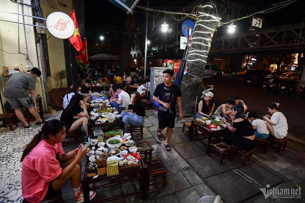 Bia hơi ế ẩm, quán lẩu nướng vỉa hè đông đúc khách ngày nghỉ lễ-2