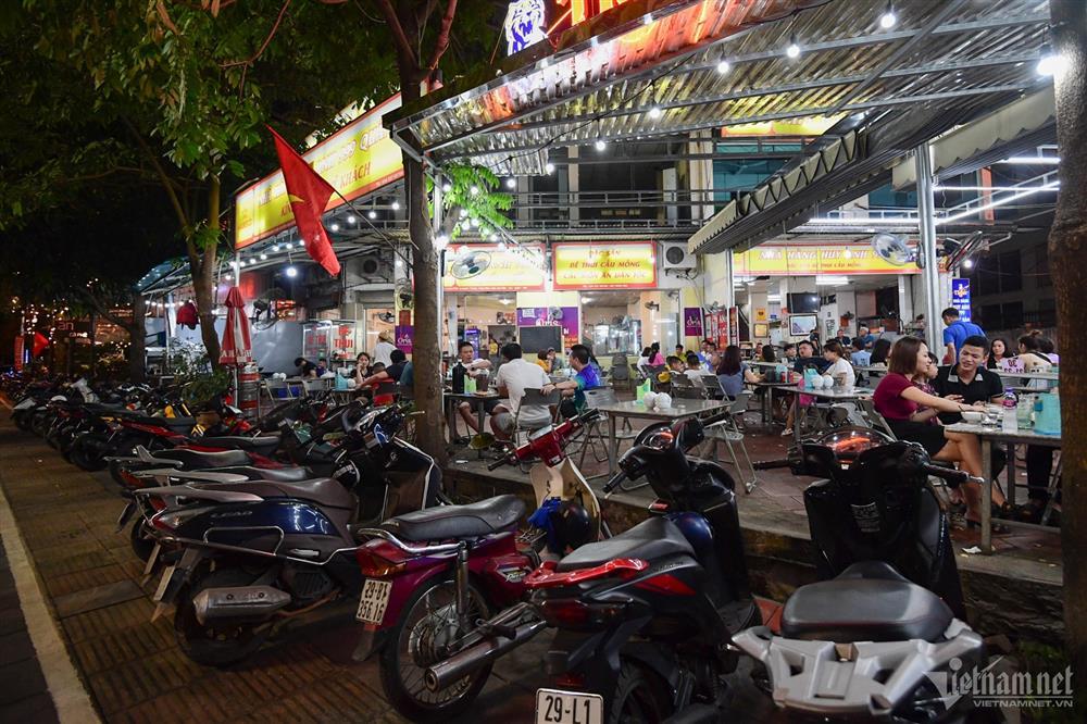 Bia hơi ế ẩm, quán lẩu nướng vỉa hè đông đúc khách ngày nghỉ lễ-11