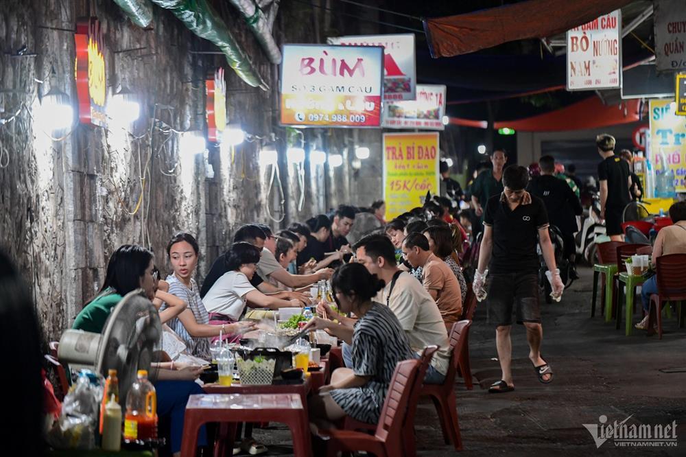 Bia hơi ế ẩm, quán lẩu nướng vỉa hè đông đúc khách ngày nghỉ lễ-3