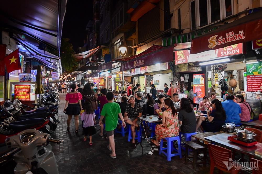 Bia hơi ế ẩm, quán lẩu nướng vỉa hè đông đúc khách ngày nghỉ lễ-4