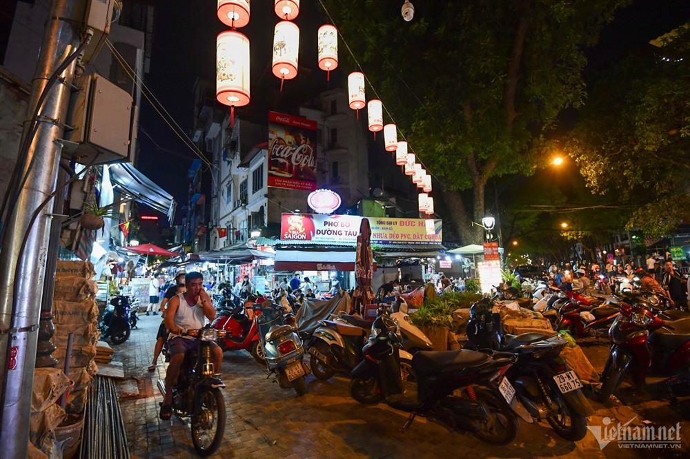 Bia hơi ế ẩm, quán lẩu nướng vỉa hè đông đúc khách ngày nghỉ lễ-5