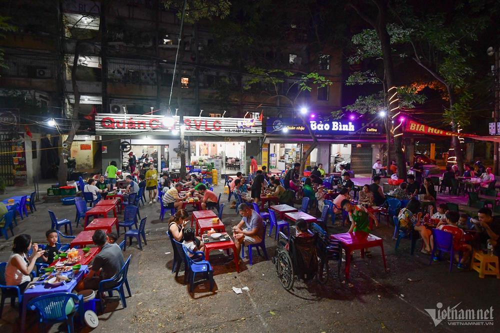 Bia hơi ế ẩm, quán lẩu nướng vỉa hè đông đúc khách ngày nghỉ lễ-7