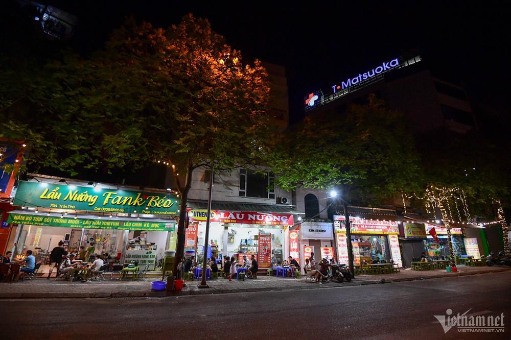 Bia hơi ế ẩm, quán lẩu nướng vỉa hè đông đúc khách ngày nghỉ lễ-8