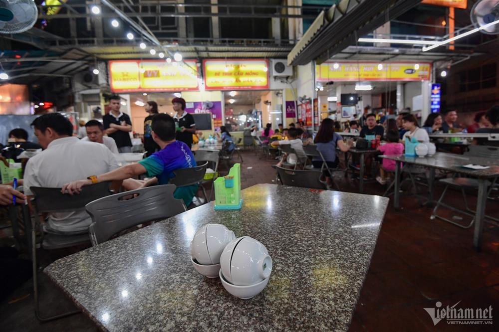 Bia hơi ế ẩm, quán lẩu nướng vỉa hè đông đúc khách ngày nghỉ lễ-10