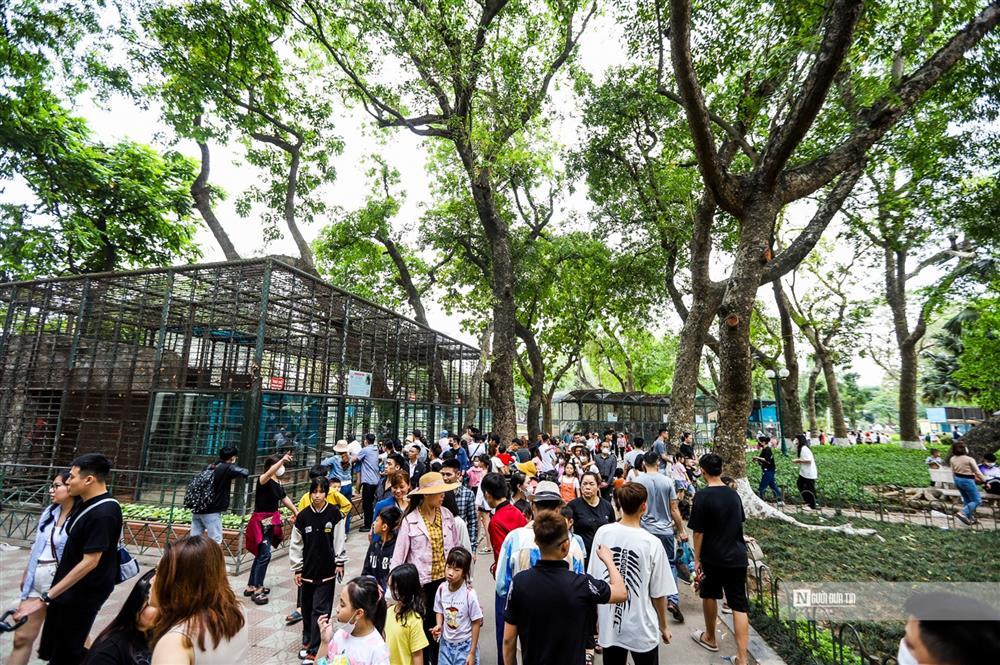 Dòng người chen chân đi chơi vườn thú dịp nghỉ lễ 30/4 – 1/5-1