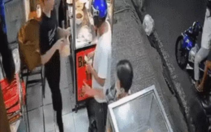 Chủ tiệm nói gì khi nhân viên đưa một tay, ném bánh mì xuống đất?-1