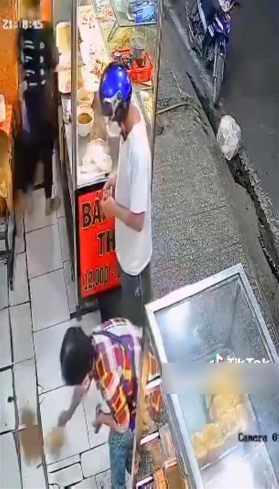 Chủ tiệm nói gì khi nhân viên đưa một tay, ném bánh mì xuống đất?-2