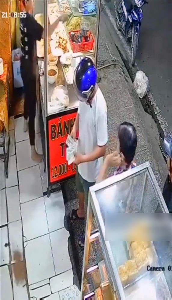 Chủ tiệm nói gì khi nhân viên đưa một tay, ném bánh mì xuống đất?-3