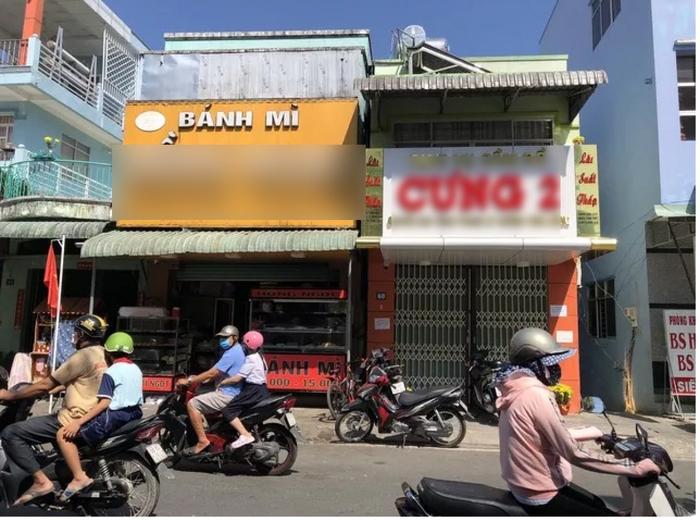 Chủ tiệm nói gì khi nhân viên đưa một tay, ném bánh mì xuống đất?-4