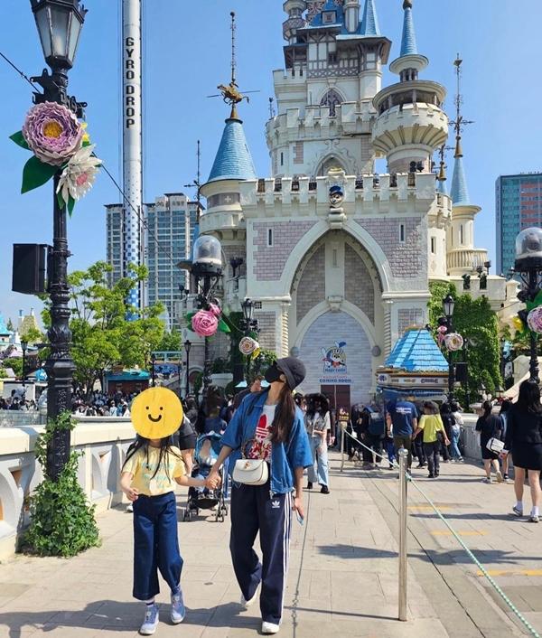 Vợ chồng Jang Dong Gun tung ảnh tình tứ kỷ niệm 13 năm ngày cưới-1