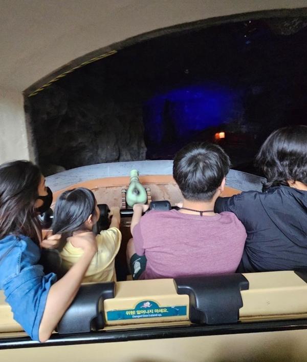 Vợ chồng Jang Dong Gun tung ảnh tình tứ kỷ niệm 13 năm ngày cưới-2