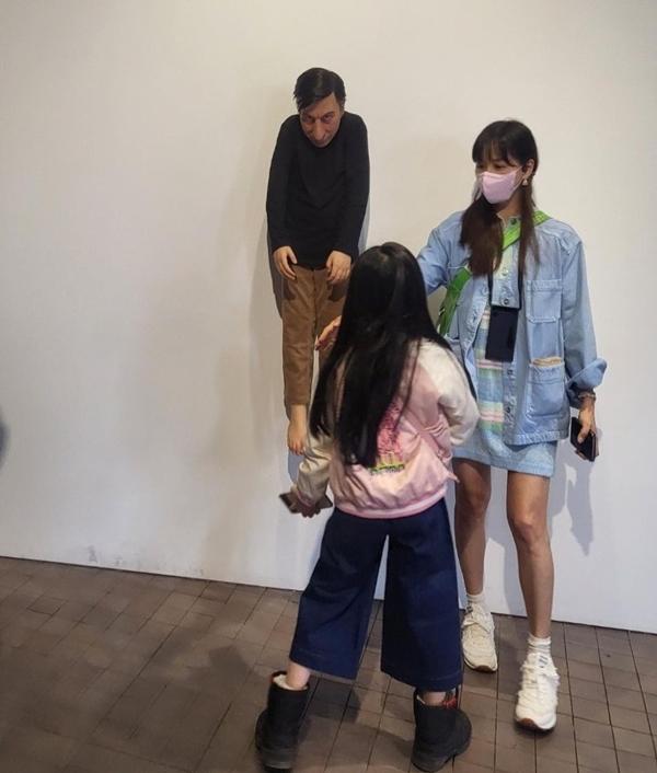 Vợ chồng Jang Dong Gun tung ảnh tình tứ kỷ niệm 13 năm ngày cưới-4