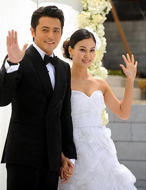 Vợ chồng Jang Dong Gun tung ảnh tình tứ kỷ niệm 13 năm ngày cưới-8