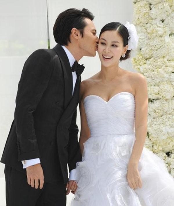 Vợ chồng Jang Dong Gun tung ảnh tình tứ kỷ niệm 13 năm ngày cưới-9