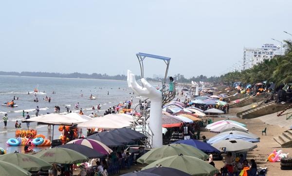 5 bàn tay khổng lồ ở biển Hải Tiến vẫn gây thất vọng-2