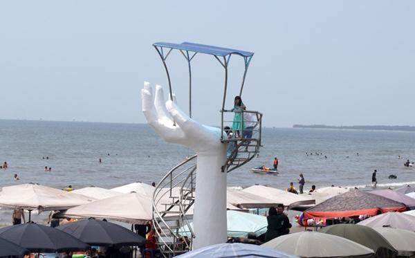 5 bàn tay khổng lồ ở biển Hải Tiến vẫn gây thất vọng-7