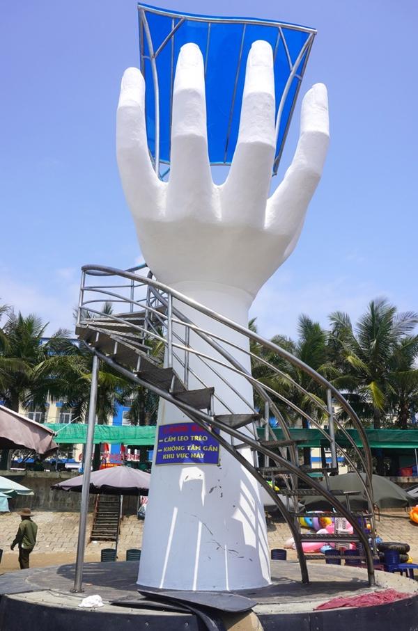 5 bàn tay khổng lồ ở biển Hải Tiến vẫn gây thất vọng-9