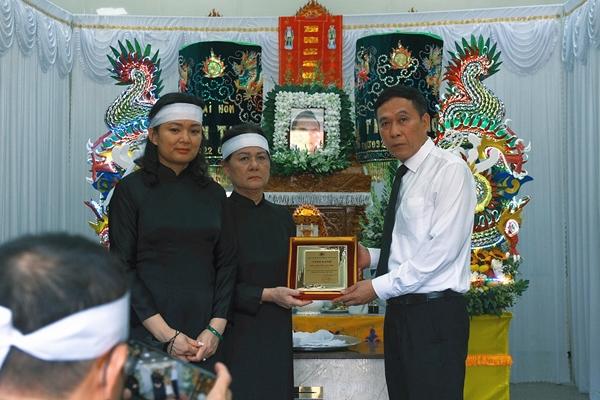 Vợ chồng NSND Lan Hương vào TP.HCM tiễn biệt NSƯT Hồng Đức Cảnh Sát Hình Sự-6