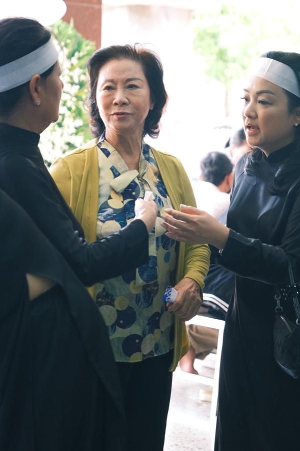 Vợ chồng NSND Lan Hương vào TP.HCM tiễn biệt NSƯT Hồng Đức Cảnh Sát Hình Sự-9