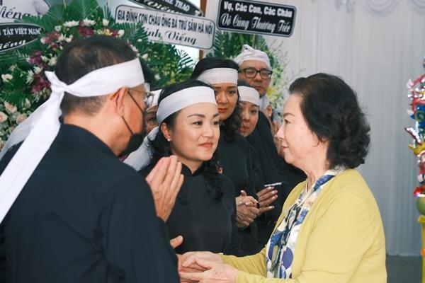 Vợ chồng NSND Lan Hương vào TP.HCM tiễn biệt NSƯT Hồng Đức Cảnh Sát Hình Sự-11