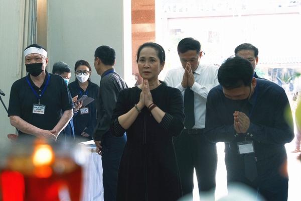 NSƯT Hồng Đức Cảnh Sát Hình Sự nhắm mắt, xuôi tay khi đang được vợ cho ăn yến-3