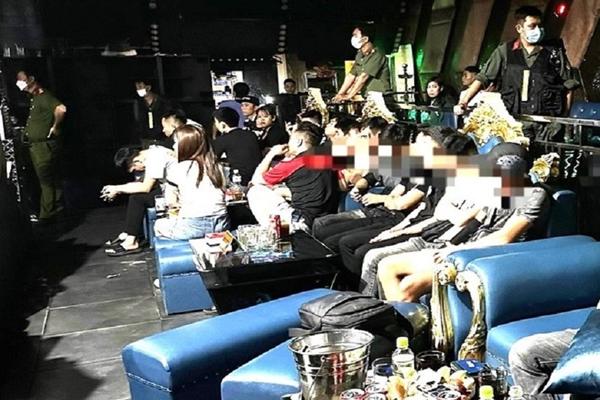 Cuộc bỏ trốn của 2 tiếp viên và thủ đoạn của bà chủ Diệu Hiền karaoke-3