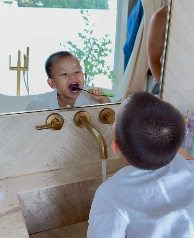 Dạy con khéo như Hồ Ngọc Hà: Lisa - Leon 2 tuổi đã tự lập, giỏi ngoại ngữ-8