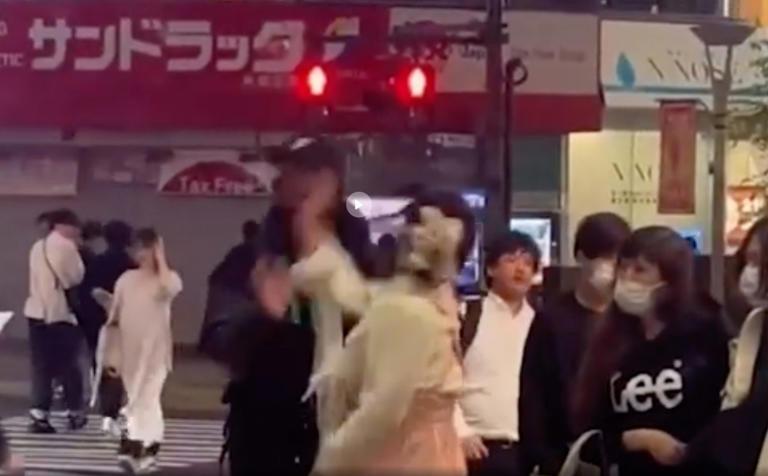 Giận nhau, vợ đánh chồng giữa phố, diễn biến sau đó gây bất ngờ-1