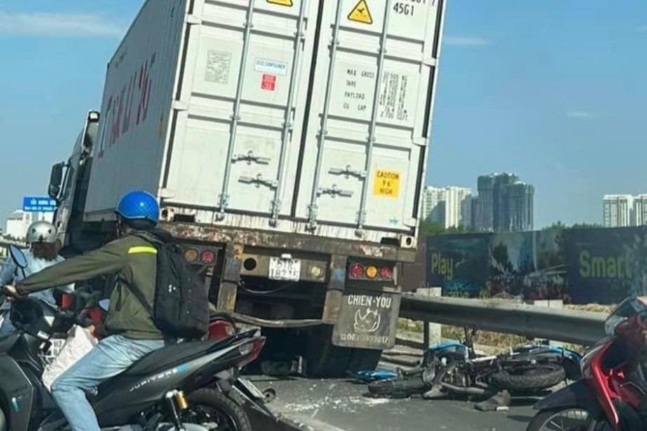 Báo động đỏ cứu vợ chồng trẻ bị thương do xe container tông xe máy-1