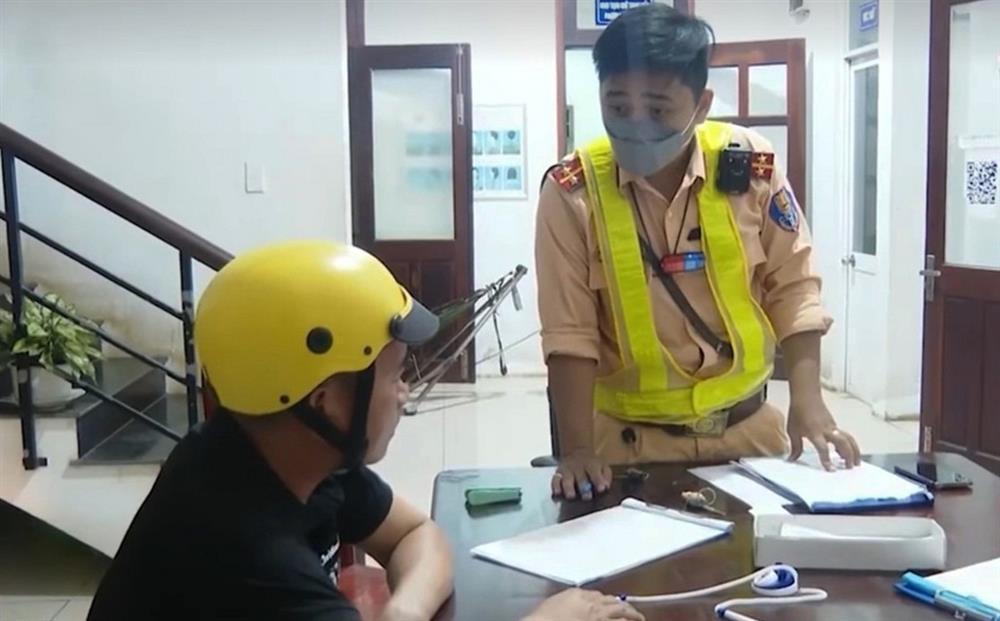 Tài xế giật lại giấy tờ, đấm CSGT khi bị lập biên bản vi phạm nồng độ cồn-1