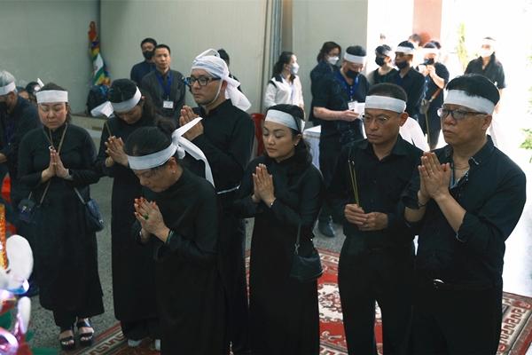 NSƯT Hồng Đức Cảnh Sát Hình Sự nhắm mắt, xuôi tay khi đang được vợ cho ăn yến-1