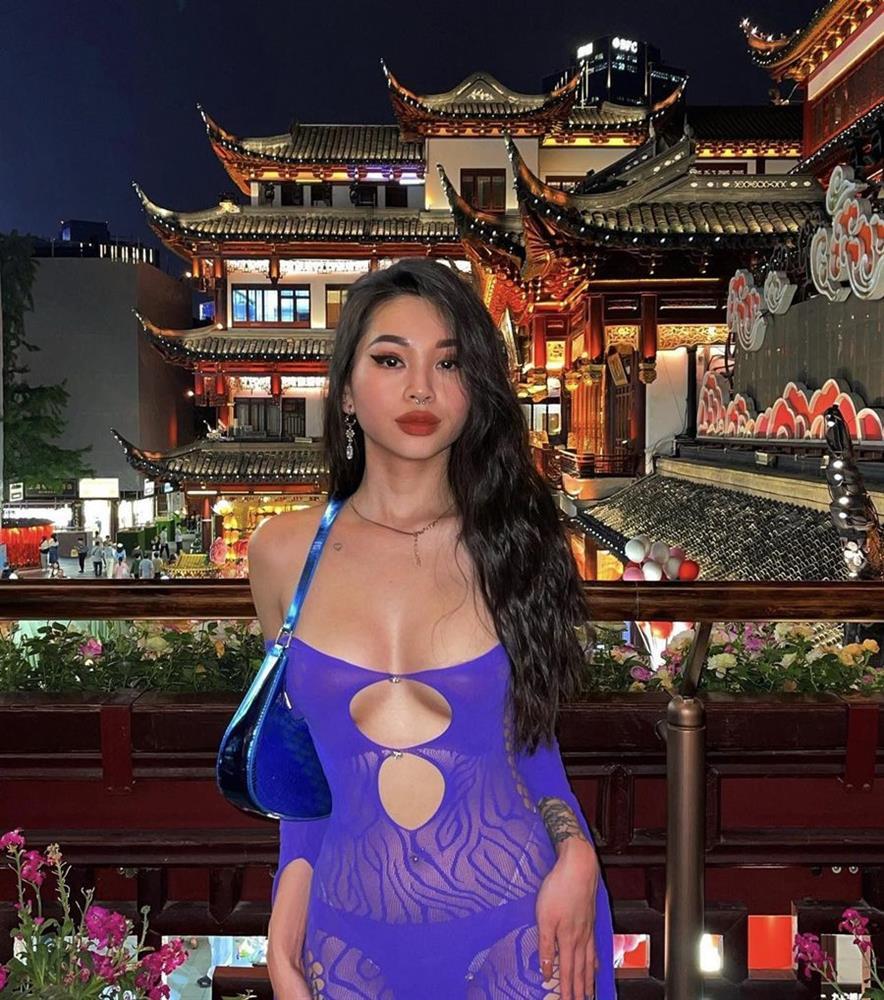 Cô gái khiến người đi đường phải chú ý vì chiếc váy thủng gây hoang mang-1