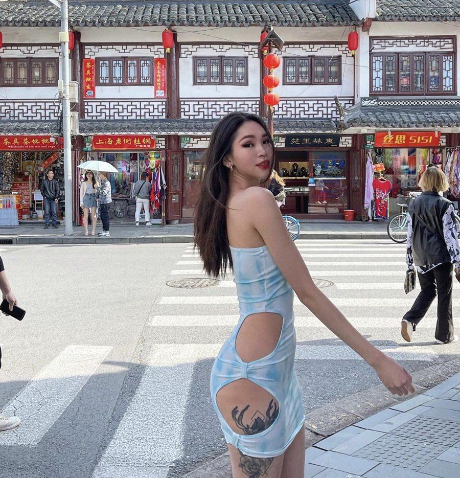 Cô gái khiến người đi đường phải chú ý vì chiếc váy thủng gây hoang mang-2