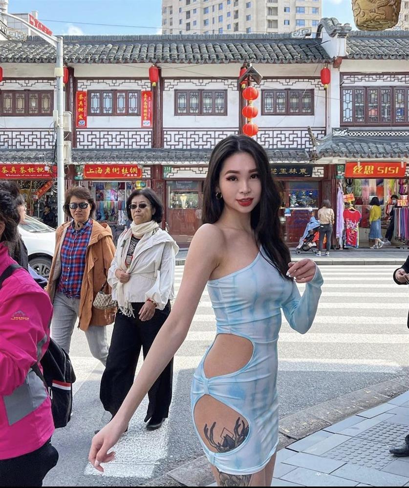 Cô gái khiến người đi đường phải chú ý vì chiếc váy thủng gây hoang mang-3