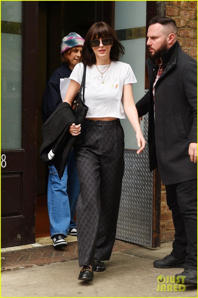 Mỹ nhân 50 Sắc Thái Dakota Johnson xinh đẹp ra phố-2