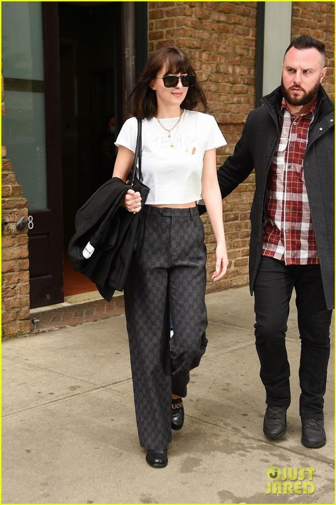 Mỹ nhân 50 Sắc Thái Dakota Johnson xinh đẹp ra phố-3