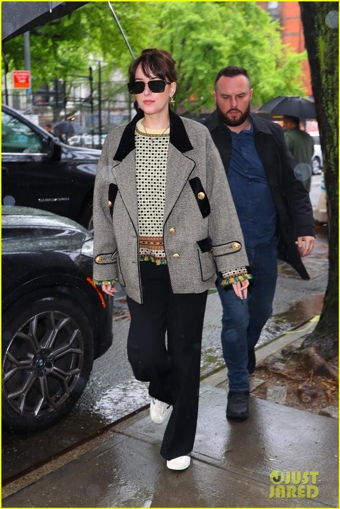 Mỹ nhân 50 Sắc Thái Dakota Johnson xinh đẹp ra phố-7