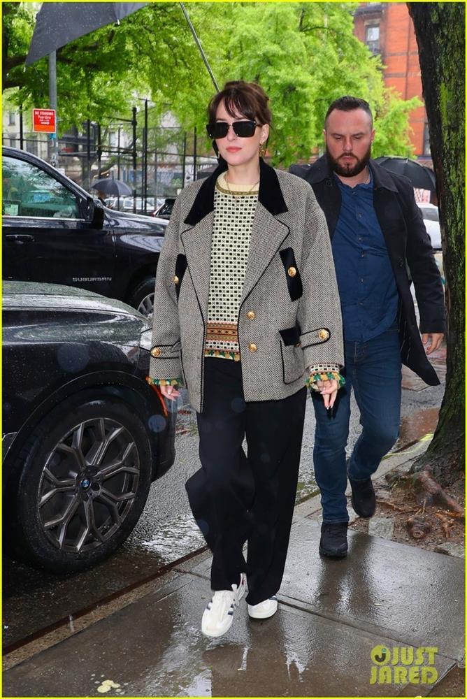 Mỹ nhân 50 Sắc Thái Dakota Johnson xinh đẹp ra phố-8