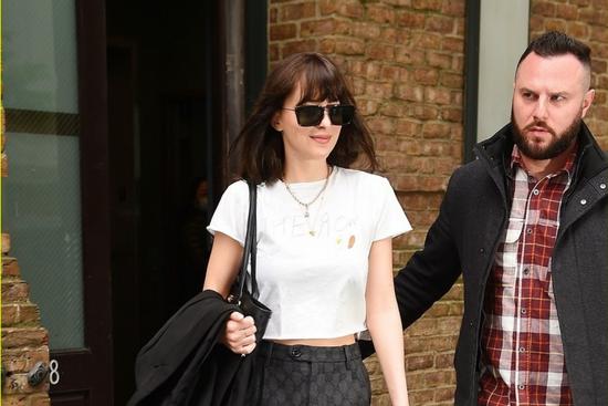 Mỹ nhân '50 Sắc Thái' Dakota Johnson xinh đẹp ra phố