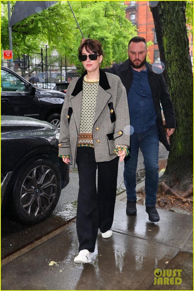 Mỹ nhân 50 Sắc Thái Dakota Johnson xinh đẹp ra phố-9