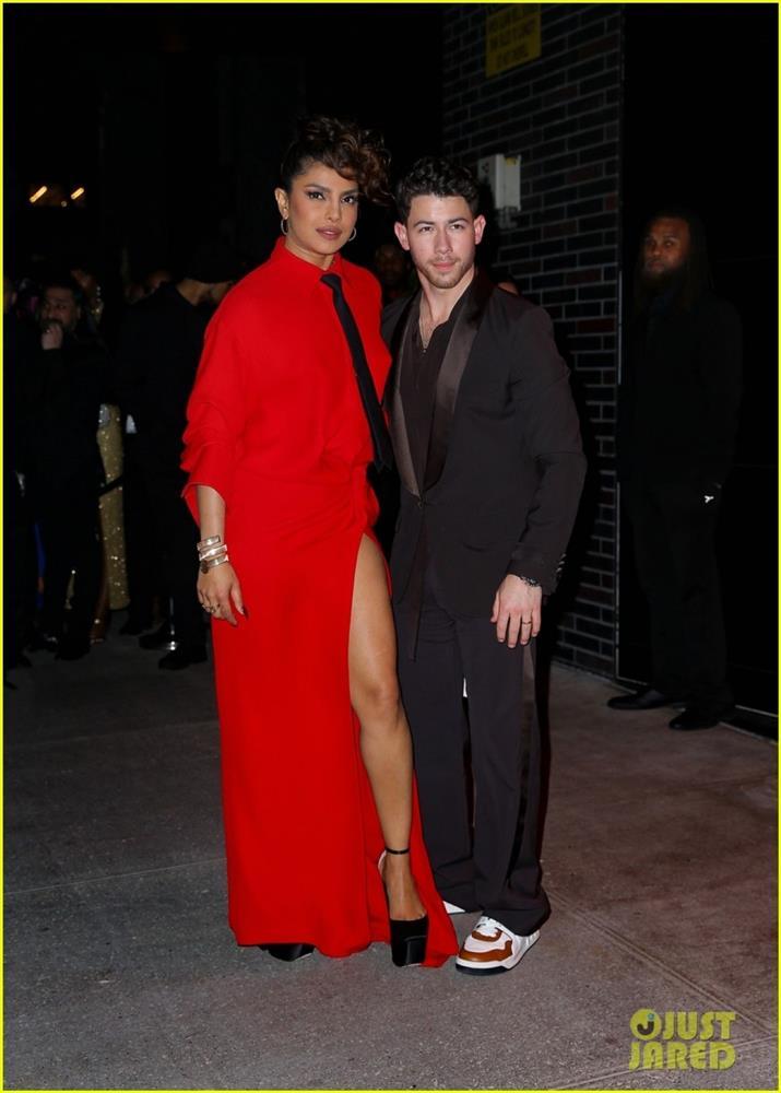 Hoa hậu Thế giới 2000 diện đầm đỏ rực xẻ cao, tái xuất nổi bật bên chồng trẻ-1