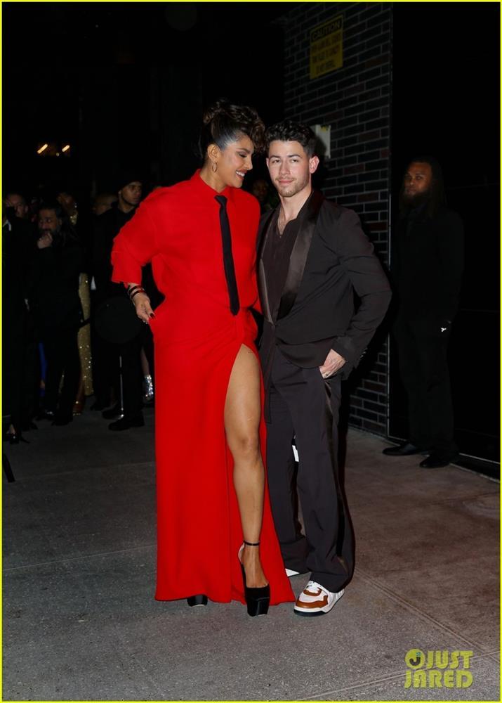 Hoa hậu Thế giới 2000 diện đầm đỏ rực xẻ cao, tái xuất nổi bật bên chồng trẻ-2